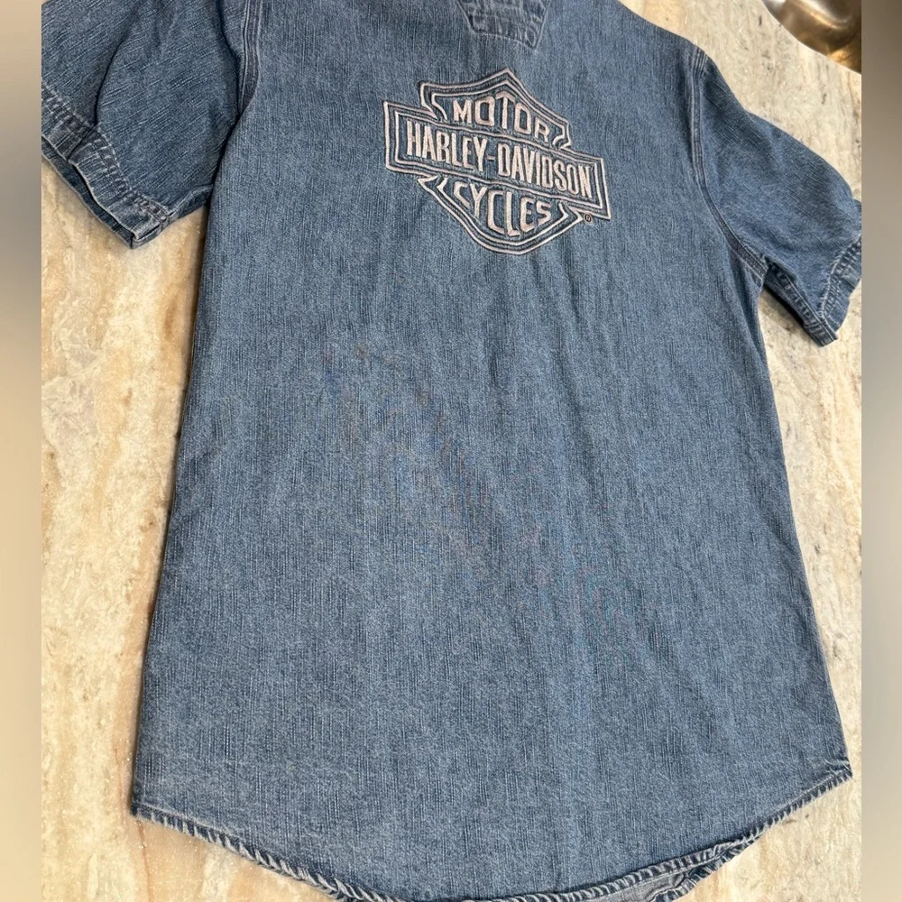 Women’s HARLEY DAVIDSON Vintage denim short sleeve button up top. Size small - Picture 3 of 7